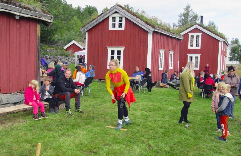 folk i aktivitete på historisk gård - severdighet i Hamarøy aktiviteter