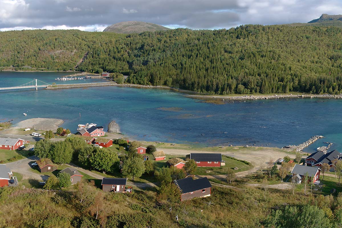 luftbilde av campingplass ved vannkanten overnatting i Hamarøy