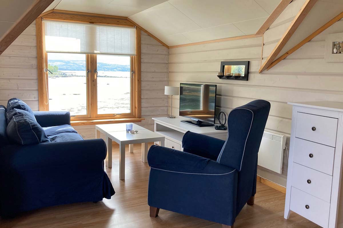stue med lenestoler og vindu overnatting i Hamarøy