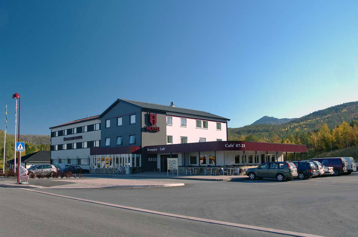hotellfasade med parkeringsplass - overnatting og spisested i Hamarøy