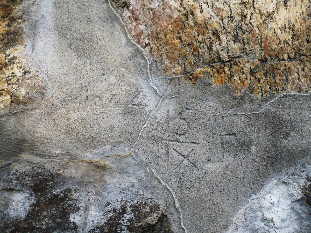 tekst risset i stein- severdighet i Hamarøy