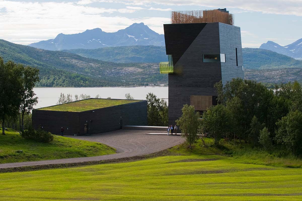 tårn bygg som står i nordnorsk sommer natur severdighet i Hamarøy