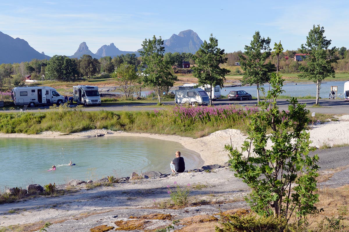 campingplass med bobiler og hytter overnatting i Hamarøy
