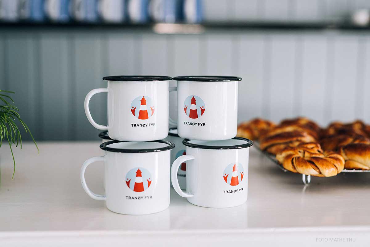 kaffekopper med logo på spisested i Hamarøy