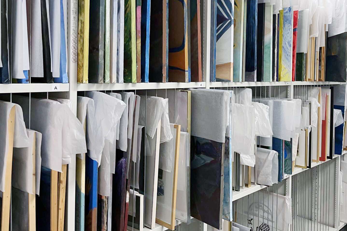 Arran-ledig-stilling Hylle med mange malerier og kunstgjenstander.