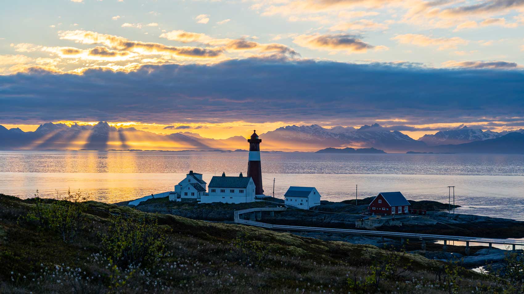 Tranøy-fyr Fyrtårn og fyranlegg foran solnedgang
